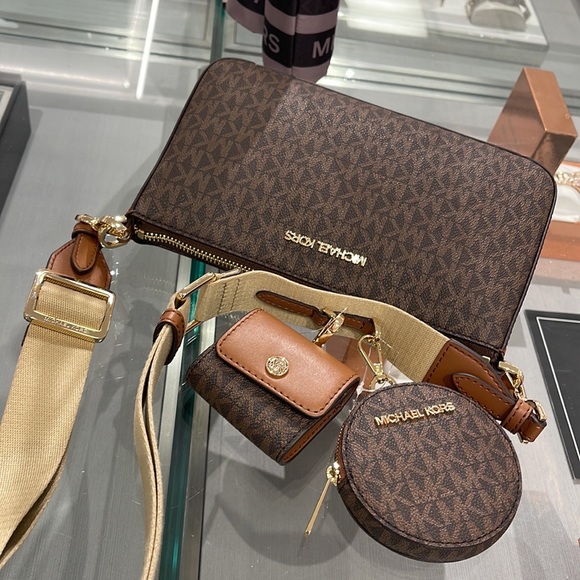 MICHAEL KORS
Jet Set Logo Crossbody Bag with Case Apple Airpods Pro®
Brown
NWT - Picture 14 of 16